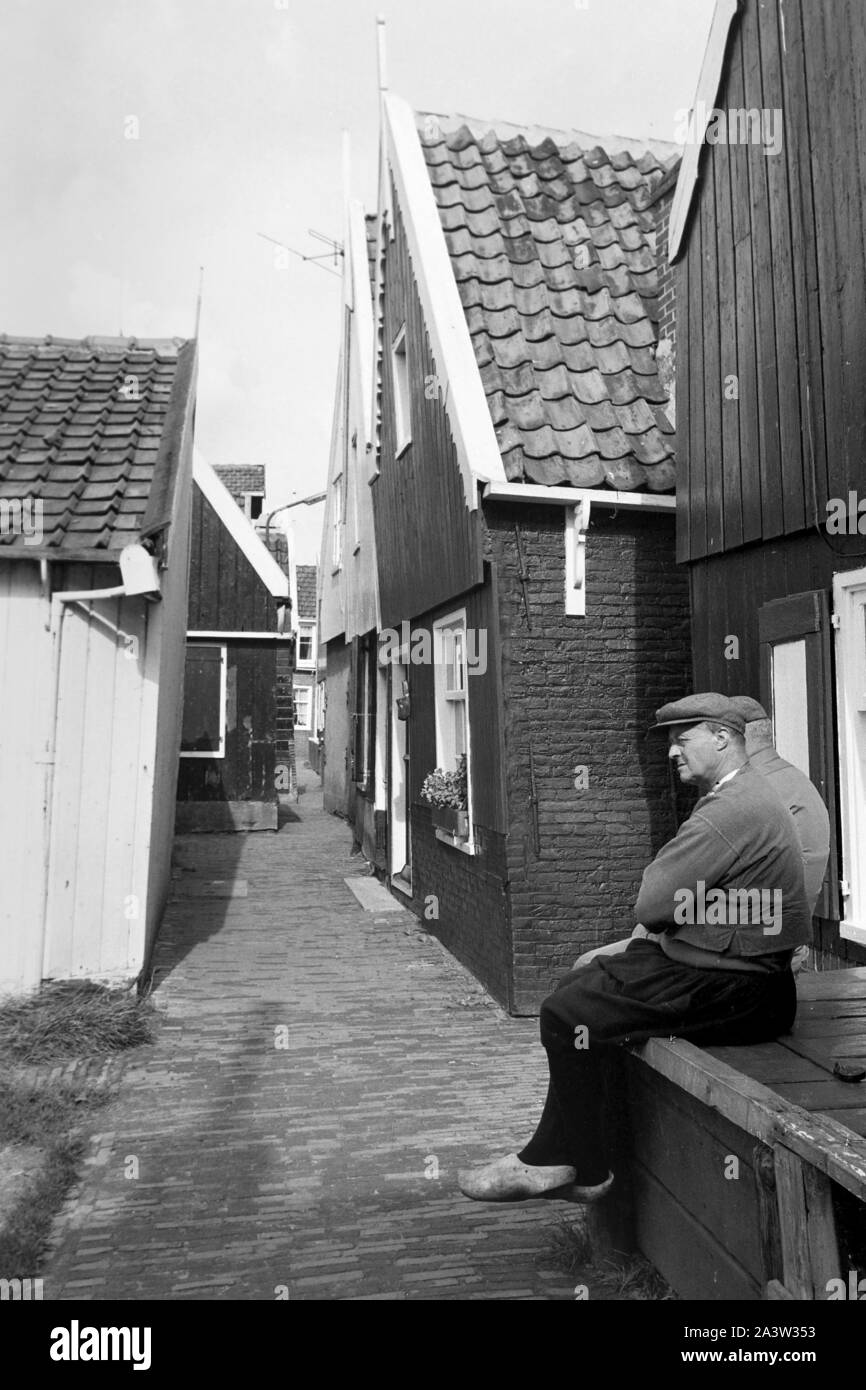 Gasse im Dorf auf der Insel Marken, Niederlande 1971. Little lane in the village of Marken island, The Netherlands 1971. Stock Photo