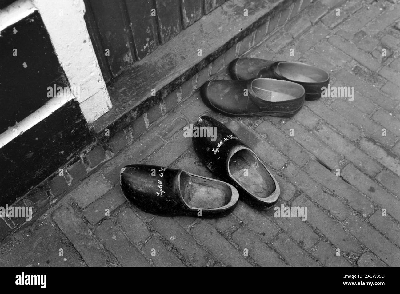 Holzschuhe und Clogs vor einer Haustür im Dorf auf der Insel Marken, Niederlande 1971. Wooden shoes in front of a door in the village on Marken island, The Netherlands 1971. Stock Photo