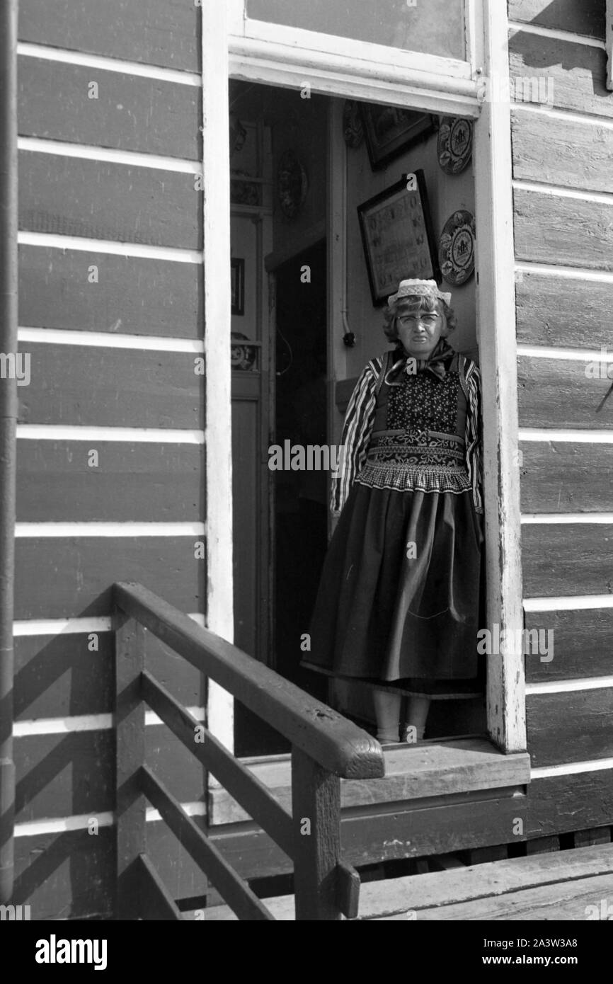 Frau in einem Hauseingang im Dorf auf der Insel Marken, Niederlande 1971. Woman in a house entrance in the village of Marken island, The Netherlands 1971. Stock Photo