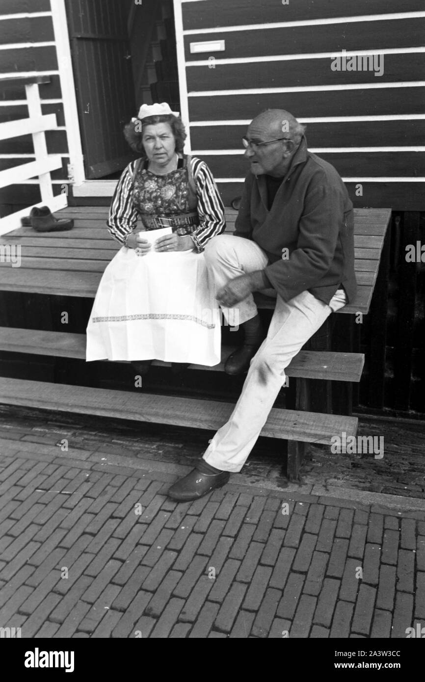 Paar in Tracht im Dorf auf der Insel Marken, Niederlande 1971. Couple wearing typical array of Marken island, The Netherlands 1971. Stock Photo