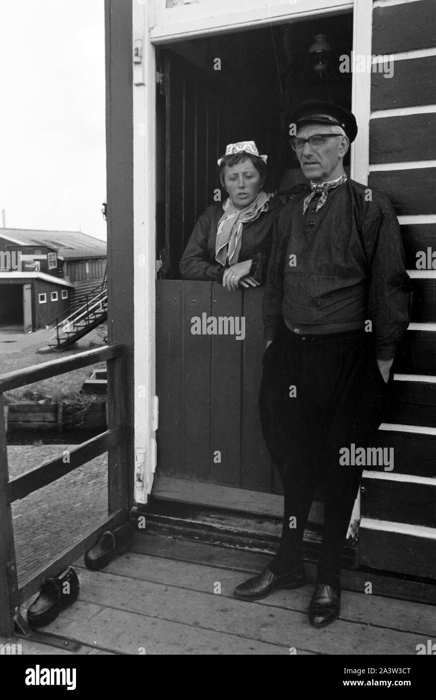 Paar in Tracht im Dorf auf der Insel Marken, Niederlande 1971. Couple wearing typical array of Marken island, The Netherlands 1971. Stock Photo