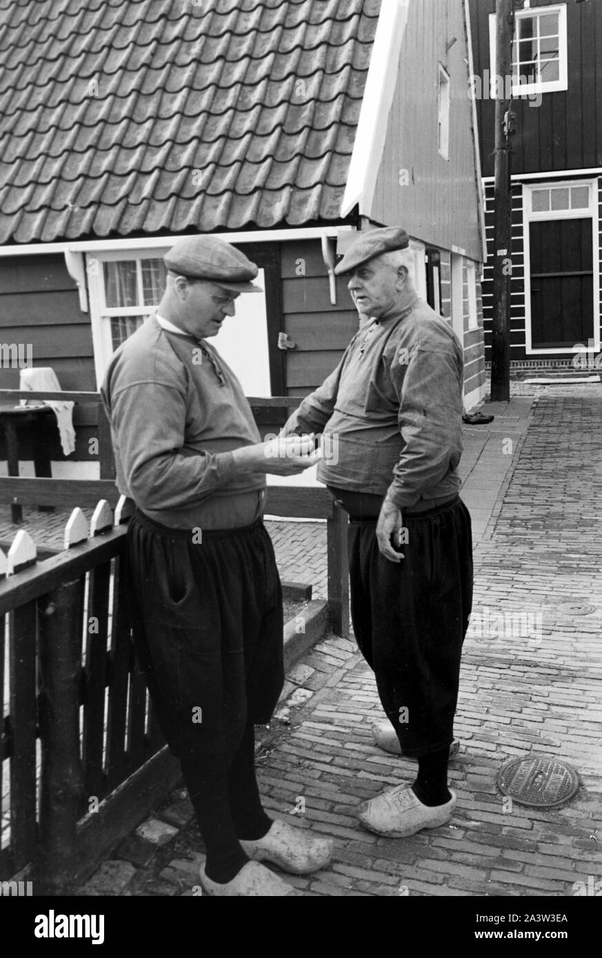 Zwei Männer in Tracht im Dorf auf der Insel Marken, Niederlande 1971. Two men wearing typical array of Marken island, The Netherlands 1971. Stock Photo