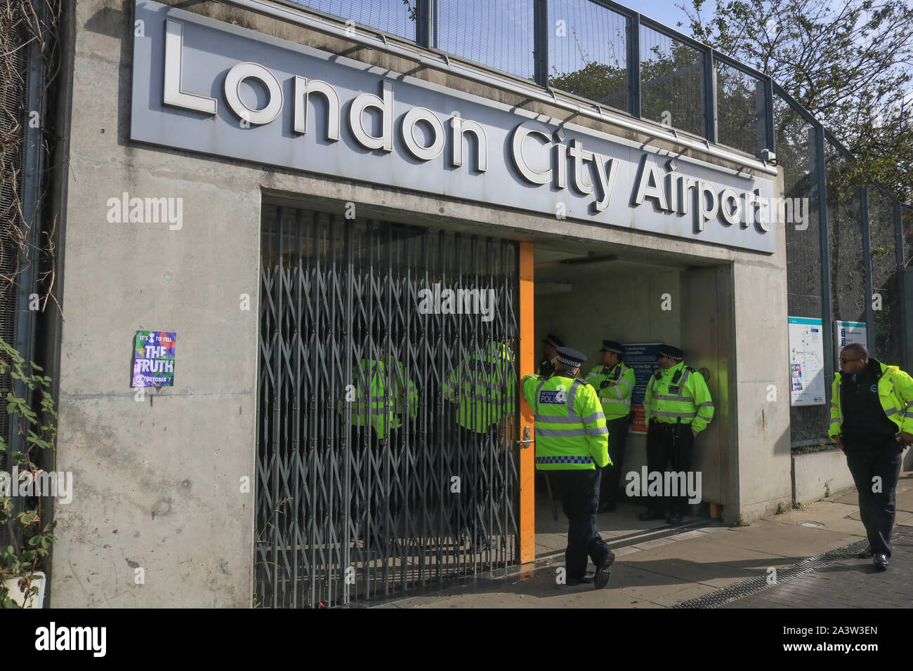 London city airport dlr station hires stock photography and images Alamy