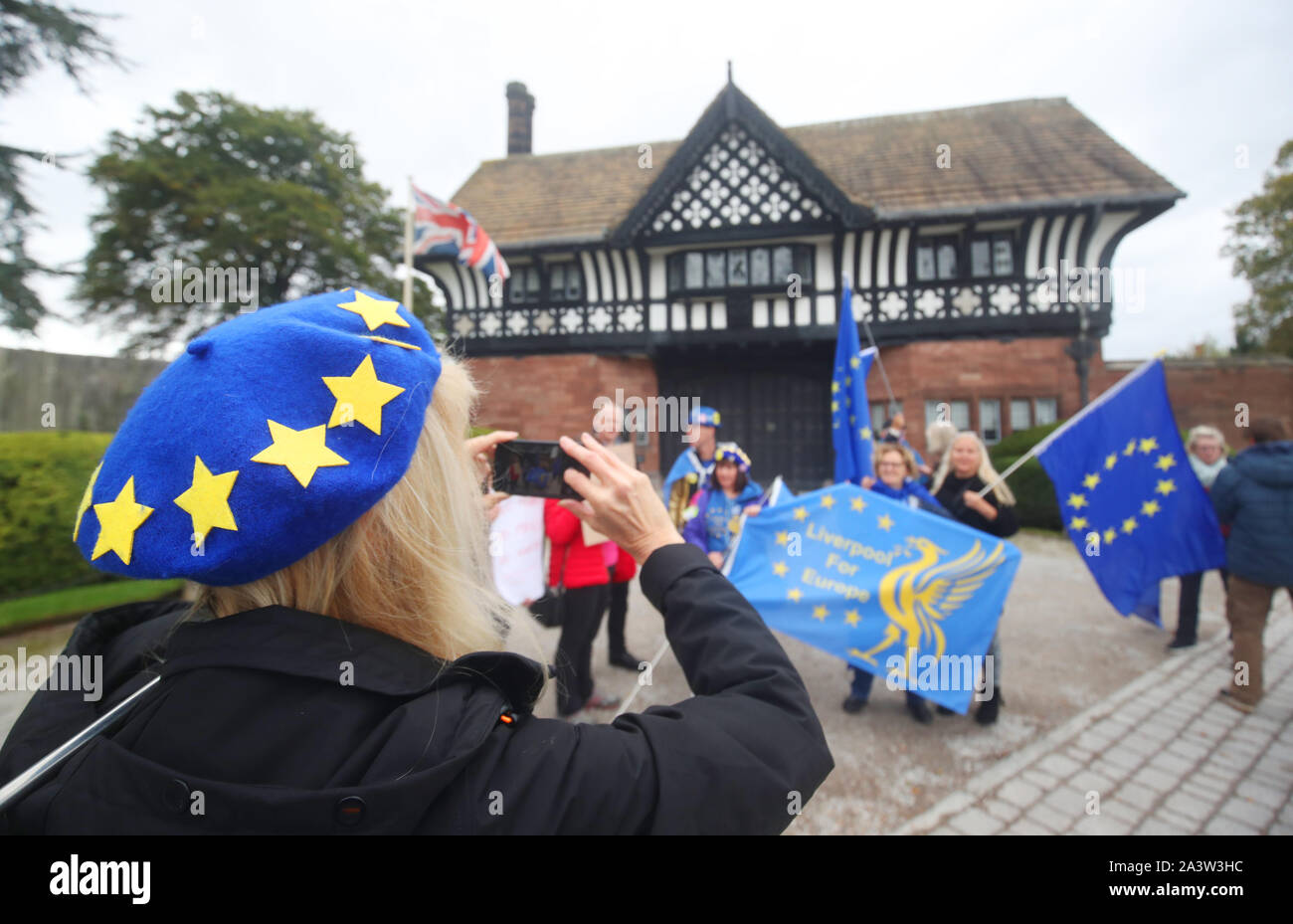 Anti-Brexit protesters outside the entrance to Thornton Manor, a luxury wedding venue on The Wirral, in Cheshire, where Prime Minister Boris Johnson and Taoiseach Leo Varadkar are meeting in a bid to break the Brexit deadlock as the departure deadline looms. Stock Photo