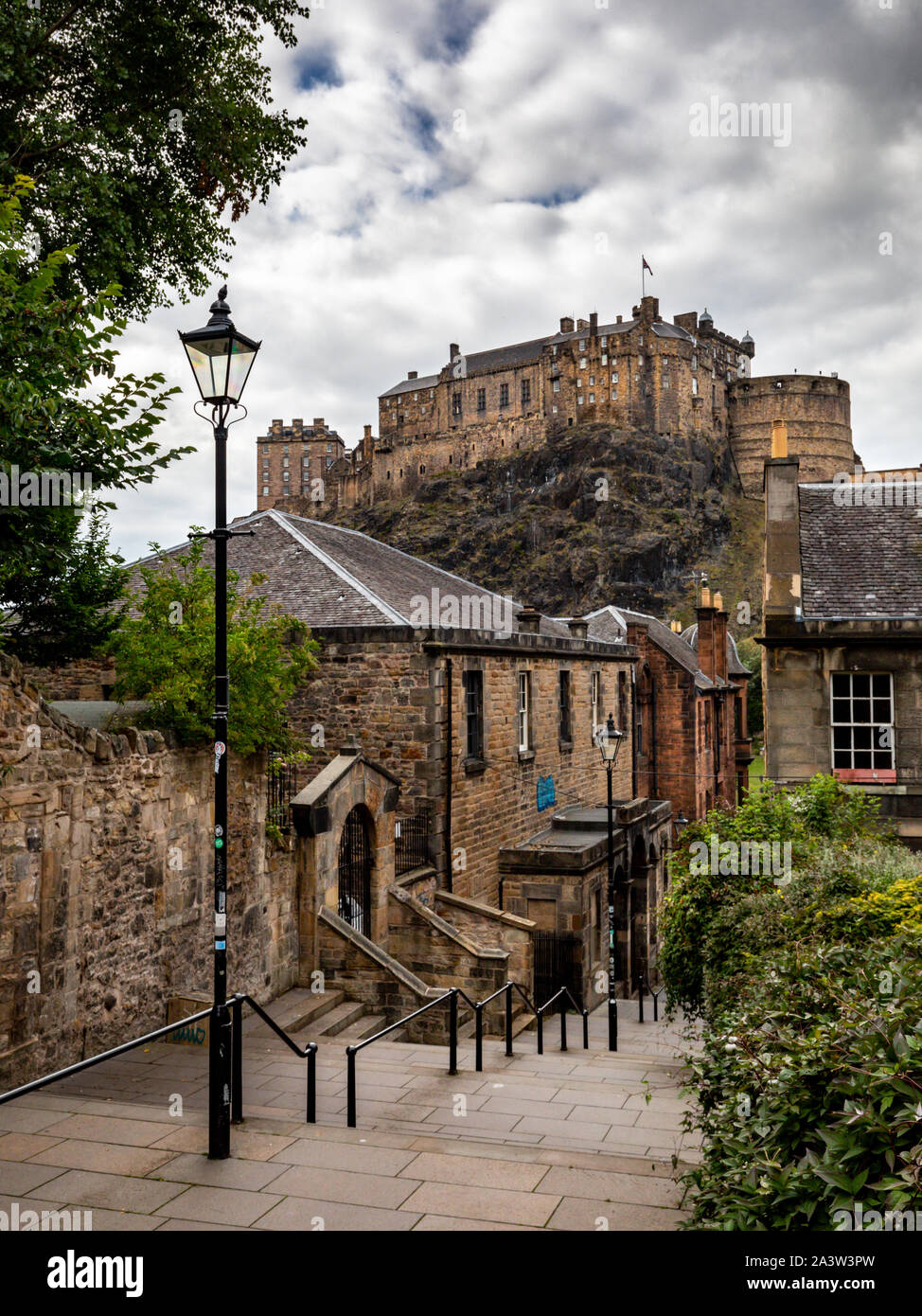 Edinburgh castle from the vennel hi res stock photography and images