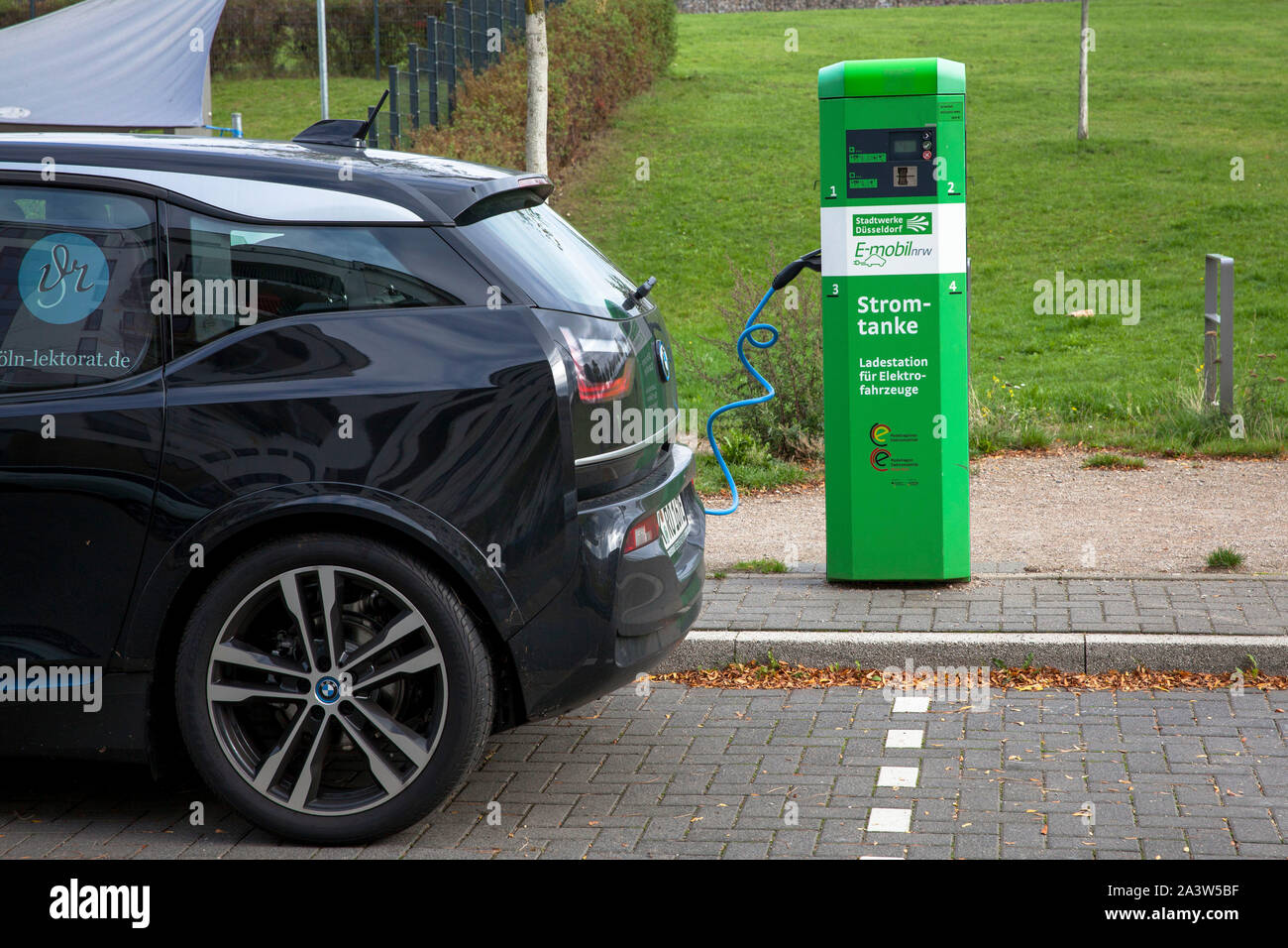 BMW i3 at a charging station for electric cars on Marc-Chagall-Street,  Duesseldorf, North Rhine-Westphalia, Germany. BMW i3 an einer  E-Tankstelle/Lad Stock Photo - Alamy