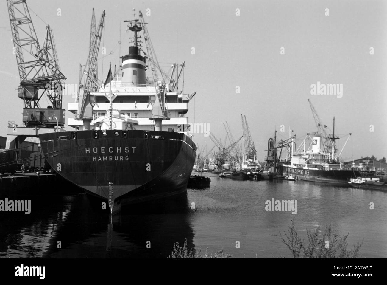 Semicontainerschiff "Hoechst" aus Hamburg im Hafen von Rotterdam