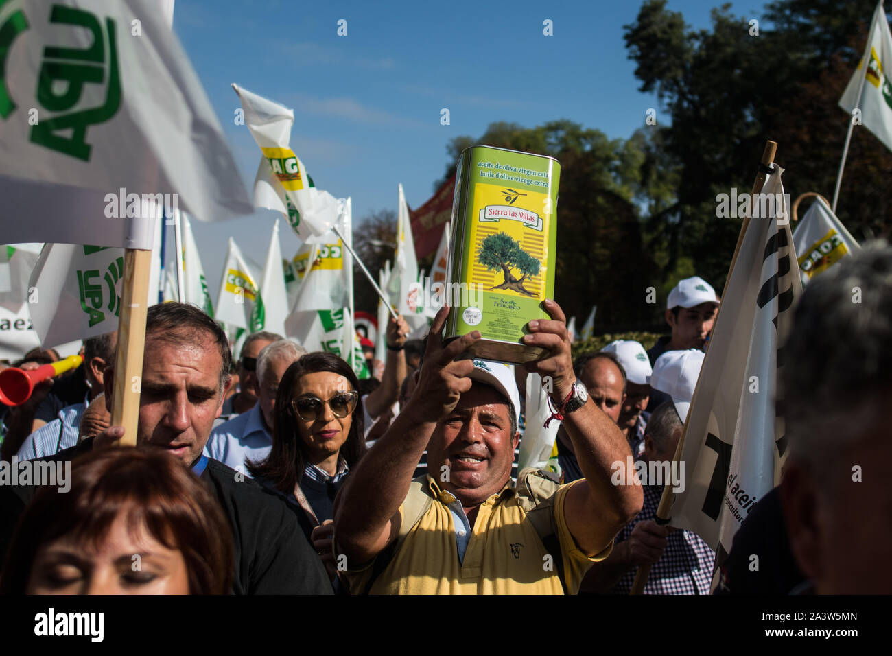 Madrid, Spain. 10th October, 2019. A man carrying a can of olive oil during a demonstration. Olive oil producers march to the Agriculture Ministry to denounce low prices of olive oil and against the 25 percent tariff that Spanish olives and olive oil will face in the United States. Credit: Marcos del Mazo/Alamy Live News Stock Photo