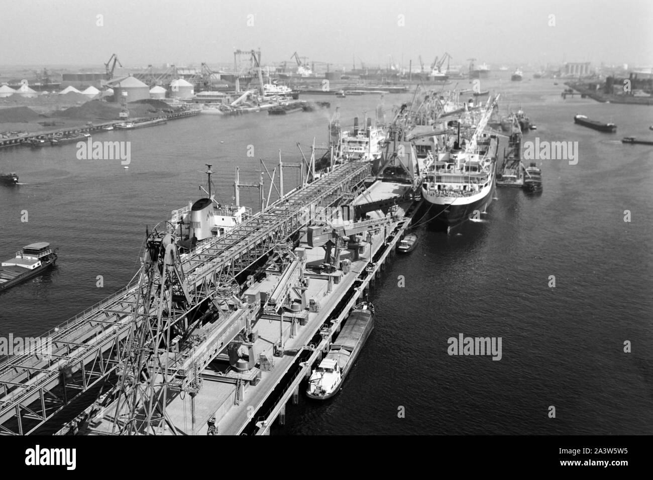Umschag von Fracht und Containern an einem Terminal im Hafen von Rotterdam, Niederlande 1971. Handling of cargo containers at a terminal of Rotterdam port, The Netherlands 1971. Stock Photo