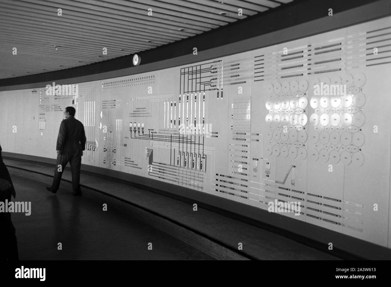 Stellwerk als Koordinationszentrale für die Weizensilos im Hafen von Rotterdam, Niederlande 1971. Inside a switch tower as centre of coordination for wheat silos at Rotterdam port, The Netherlands 1971. Stock Photo