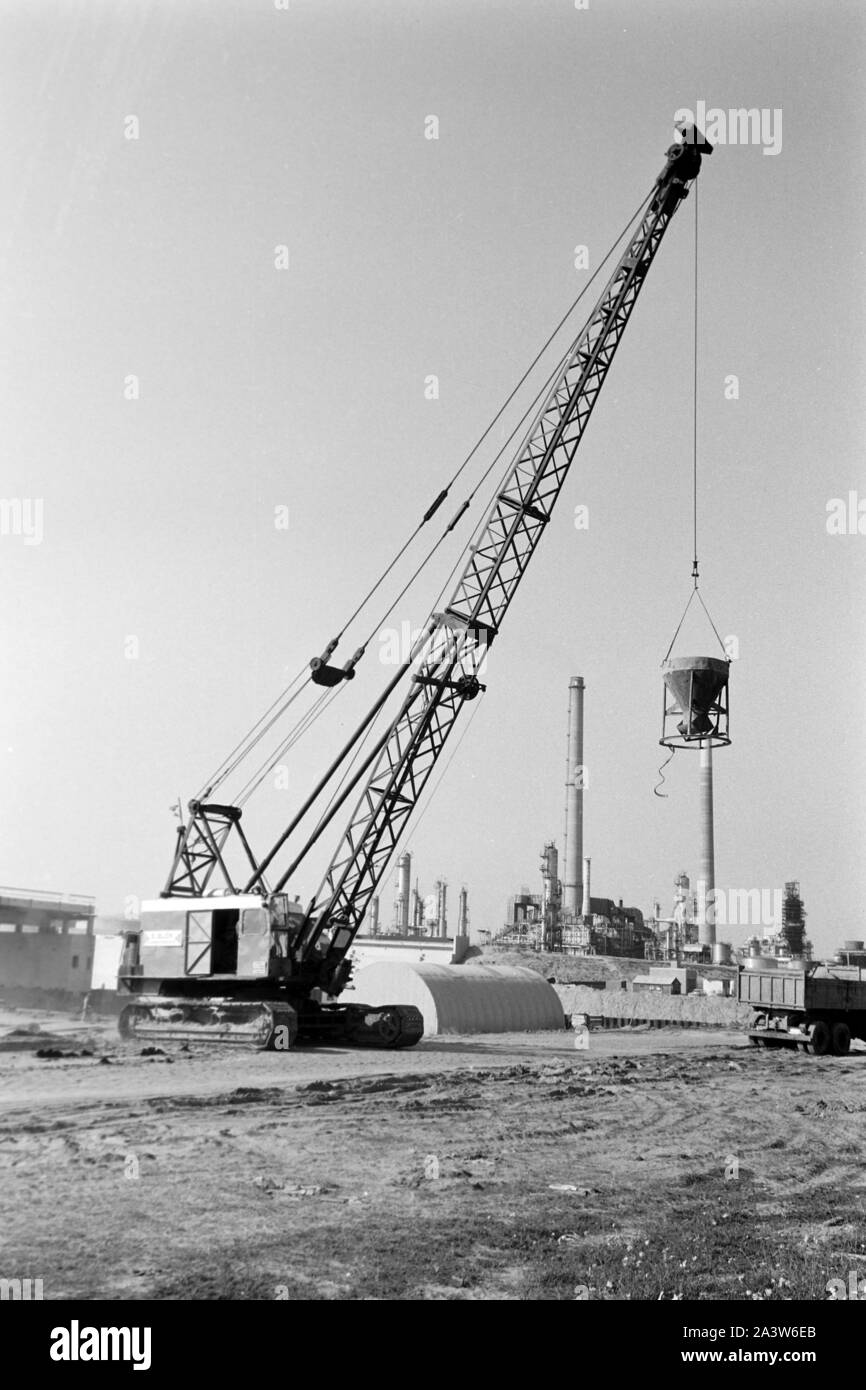 Bagger helfen bei der Landgewinnung durch Aufschüttung von Erde in der Nähe von Rotterdam, Niederlande 1971. Dredgers helping with the land reclamation by earth deposit near Rotterdam, The Netherlands 1971. Stock Photo