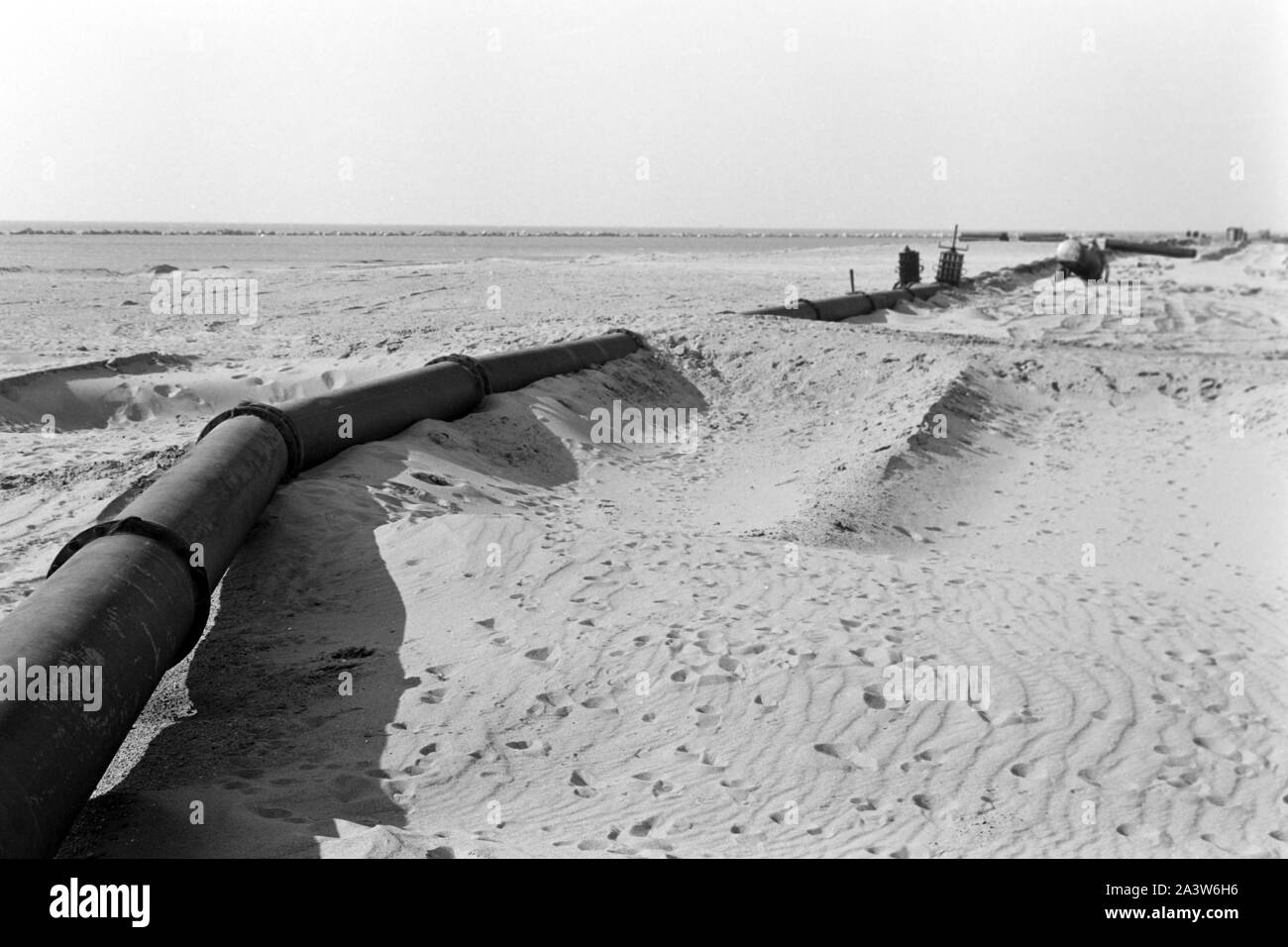 Landgewinnung durch Aufschüttung von Erde im Küstengebiet von Rotterdam, Niederlande 1971. Land reclamation by earth deposit at the Rotterdam coastal region, The Netherlands 1971. Stock Photo