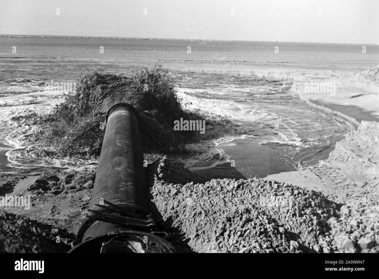 Landgewinnung durch Aufschüttung von Erde im Küstengebiet von Rotterdam, Niederlande 1971. Land reclamation by earth deposit at the Rotterdam coastal region, The Netherlands 1971. Stock Photo