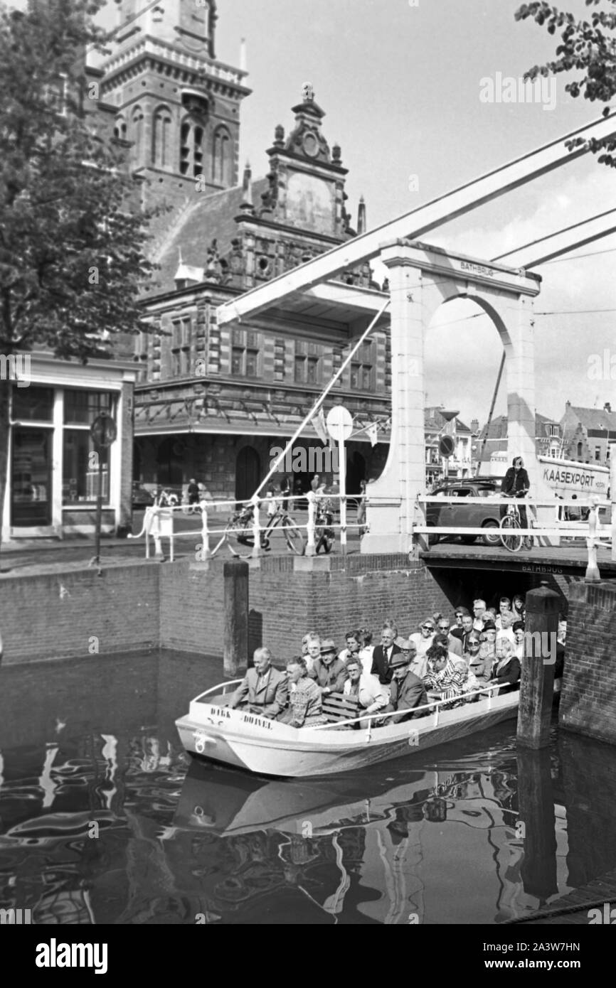 Ansicht der Stadtwaage De Waag mit einem Touristenboot in einer Gracht in Alkmaar, Niederlande 1971. View to the city weigh buildung De Waag with a tourist boat in a town canal at Alkmaar, The Netherlands 1971. Stock Photo
