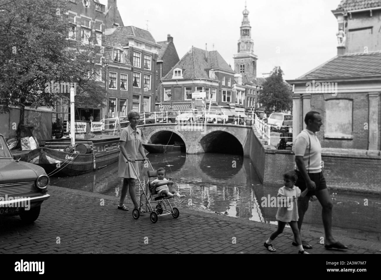 An der Gewelfde Steenenbrug Brücke über einer Gracht in Alkmaar, Niederlande 1971. Vaulted Stone Bridge over a town canal at Alkmaar, The Netherlands 1971. Stock Photo