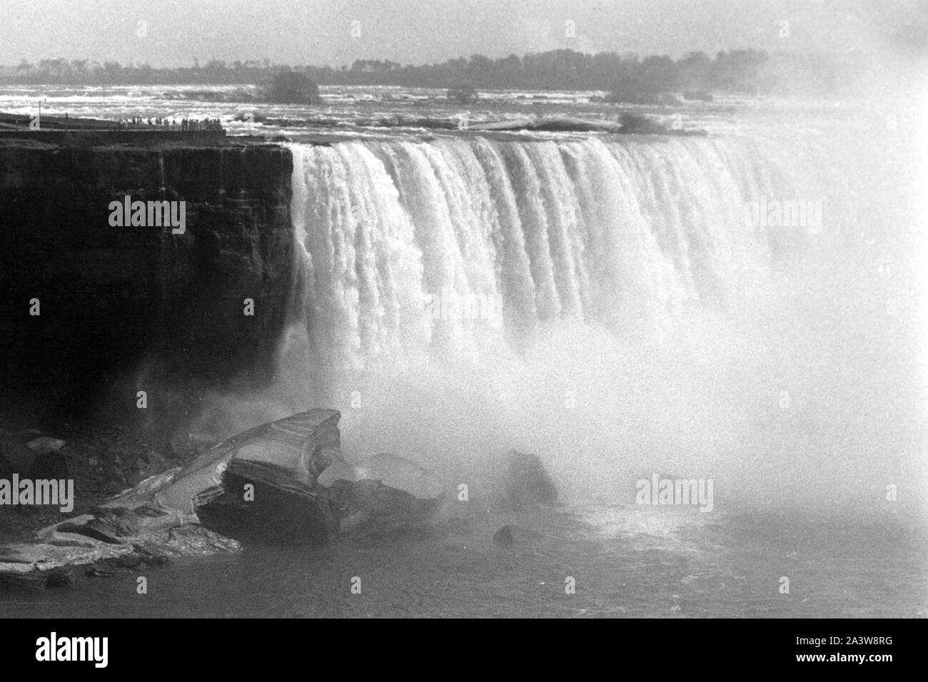 Kanadische Seite der Niagarafälle, um 1967. Canadian Side to the Niagara Falls, around 1967. Stock Photo