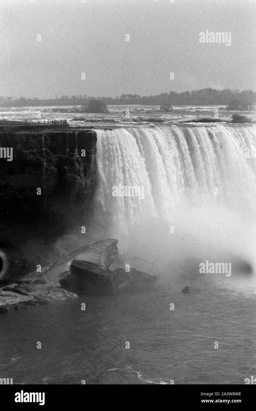 Kanadische Seite der Niagarafälle, um 1967. Canadian Side to the Niagara Falls, around 1967. Stock Photo