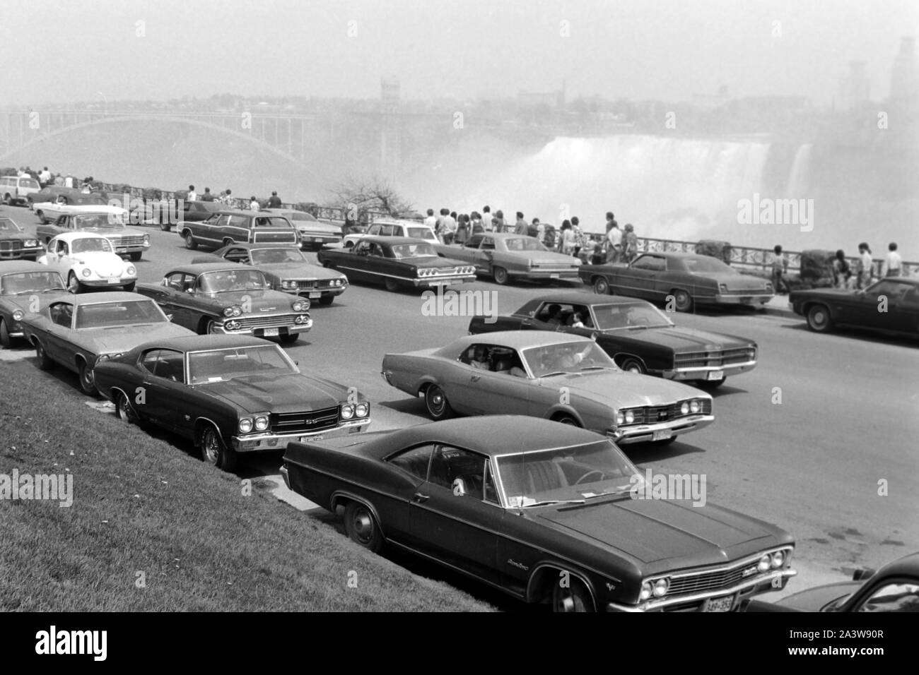 Kanadische Seite der Niagarafälle mit Blick auf die amerikanischen Fälle, um 1967. Canadian Side to the Niagara Falls with view on the American Falls, around 1967. Stock Photo