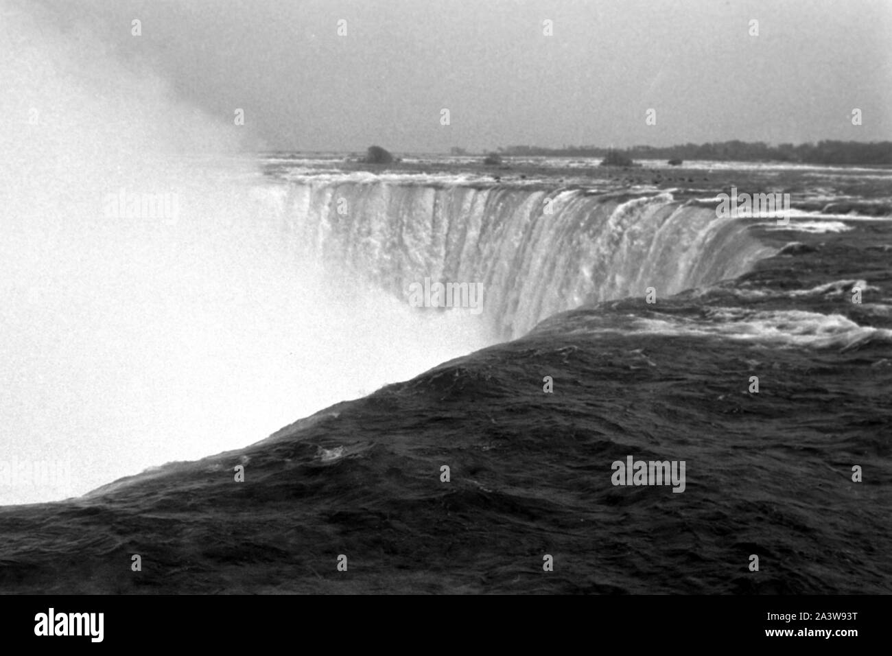 Kanadische Seite der Niagarafälle, um 1967. Canadian Side to the Niagara Falls, around 1967. Stock Photo