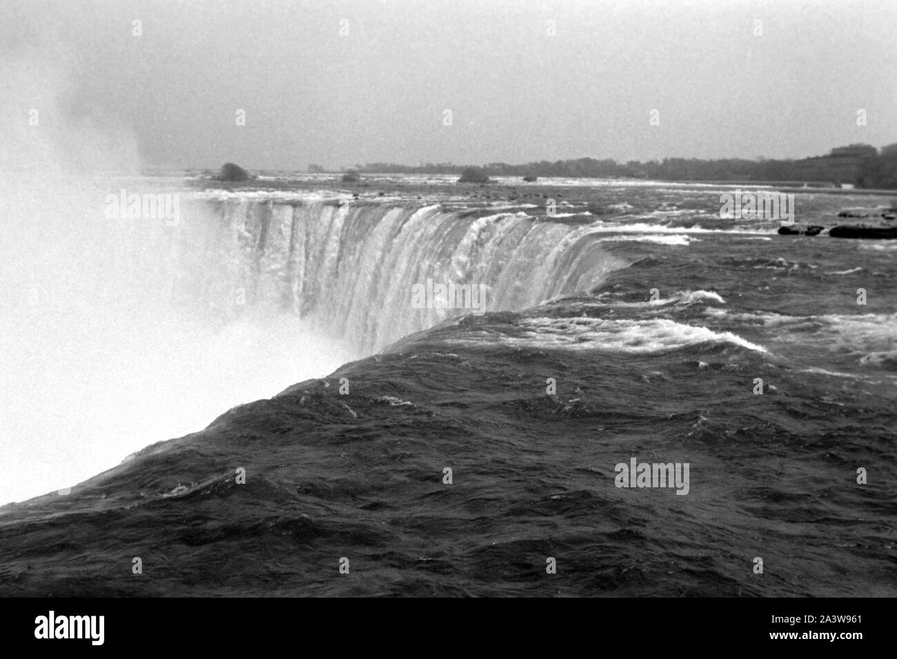 Kanadische Seite der Niagarafälle, um 1967. Canadian Side to the Niagara Falls, around 1967. Stock Photo