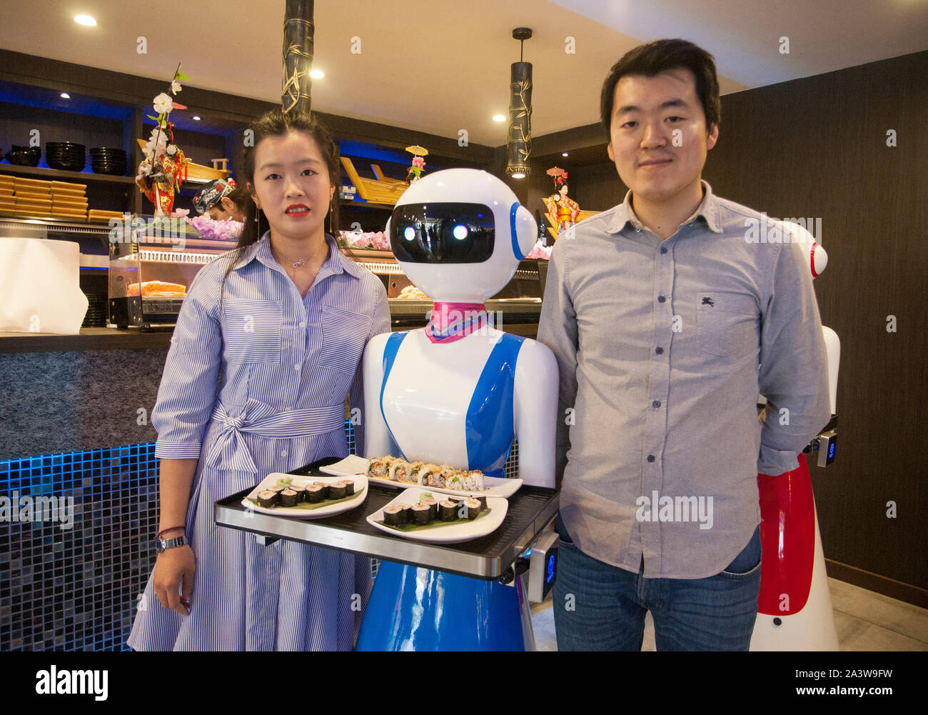 Rapallo (Ge) - Robot camerieri XIAO AI al Gran Caffe Rapallo aiutano a  servire ai tavoli Stock Photo - Alamy