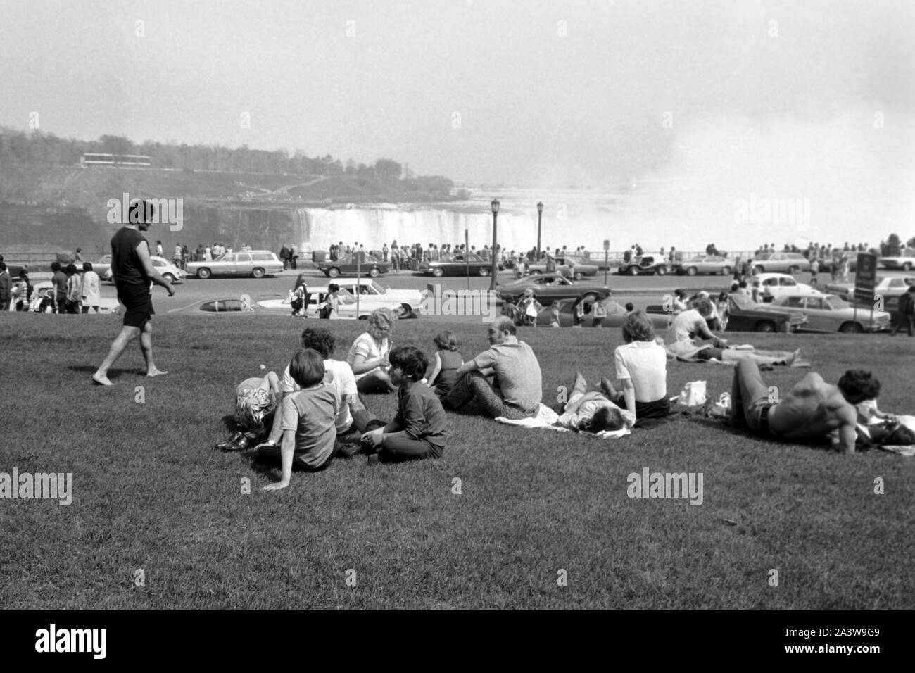 Kanadische Seite der Niagarafälle, um 1967. Canadian Side to the Niagara Falls, around 1967. Stock Photo