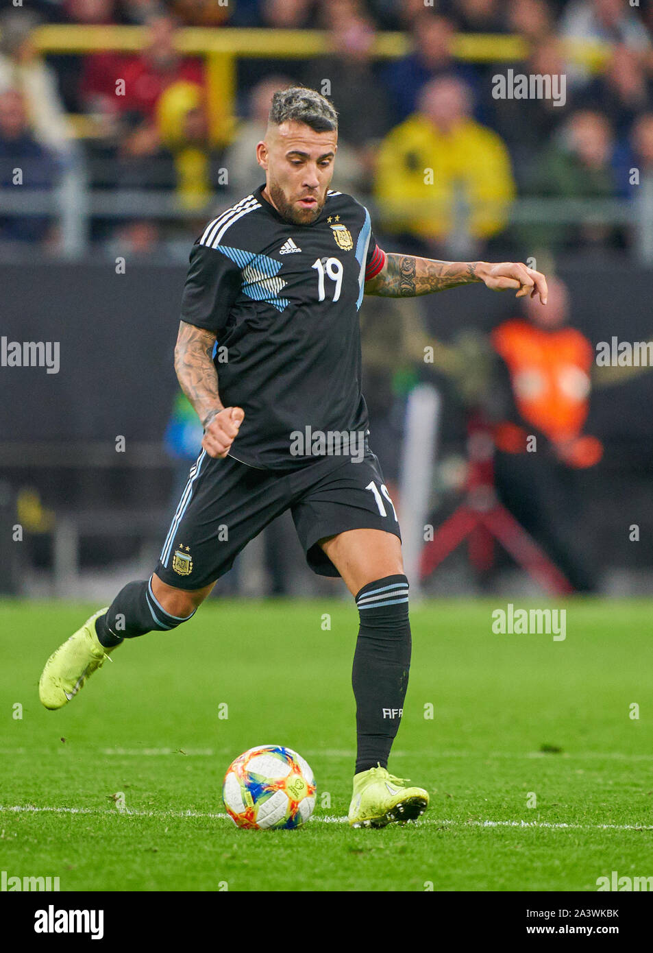 Germany- Argentina, Soccer, Dortmund, October 09, 2019 Nicolas OTAMENDI, Argentina 19  drives, controls the ball, action, full-size, Single action, einzelaktion, with ball, full body, whole figure, cutout, single shots, ball treatment, pick-up, header, cut out, Ganzkoerperaufnahme,  GERMANY - ARGENTINA 2-2 friendly match,  German Football National team, DFB , Season 2019/2020,  October 09, 2019 in Dortmund, Germany. © Peter Schatz / Alamy Live News Stock Photo