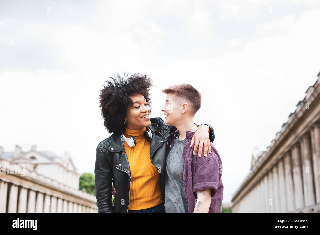 Young adult lesbian couple on vacation in London Stock Photo