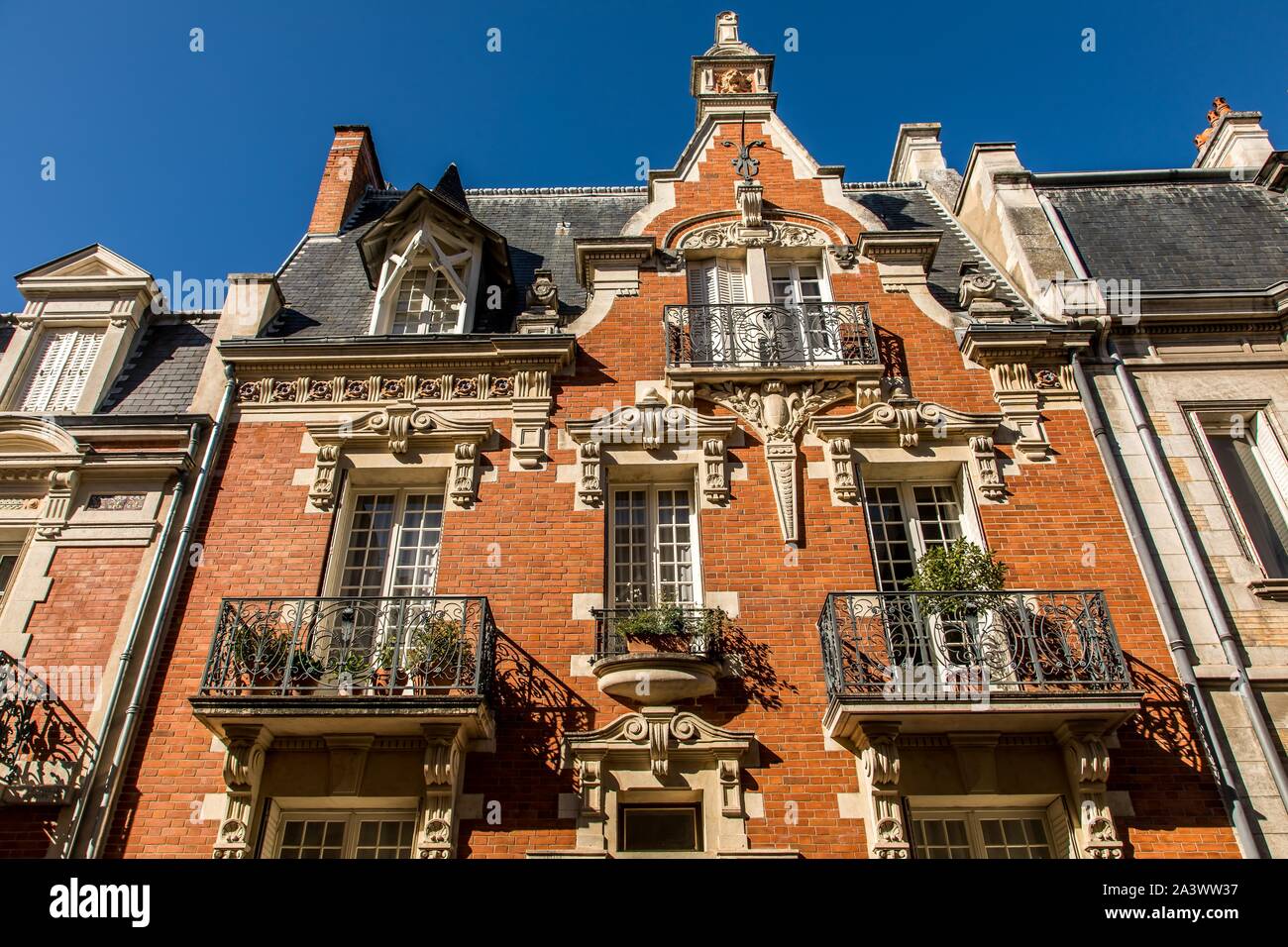 APARTMENT BUILDINGS IN THE OLD TOWN OF VICHY, ALLIER, AUVERGNE-RHONE-ALPES  REGION, FRANCE Stock Photo - Alamy