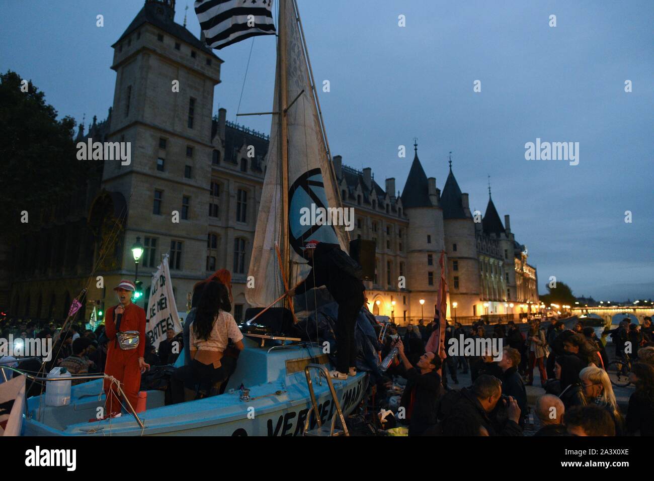 *** STRICTLY NO SALES TO FRENCH MEDIA OR PUBLISHERS *** October 07, 2019 - Paris, France: Activists from  Extinction Rebellion set up a small camp where they prepare to spend the night to enforce a blockade of Place du Chatelet in central Paris as part of their global environment protest movement. Stock Photo