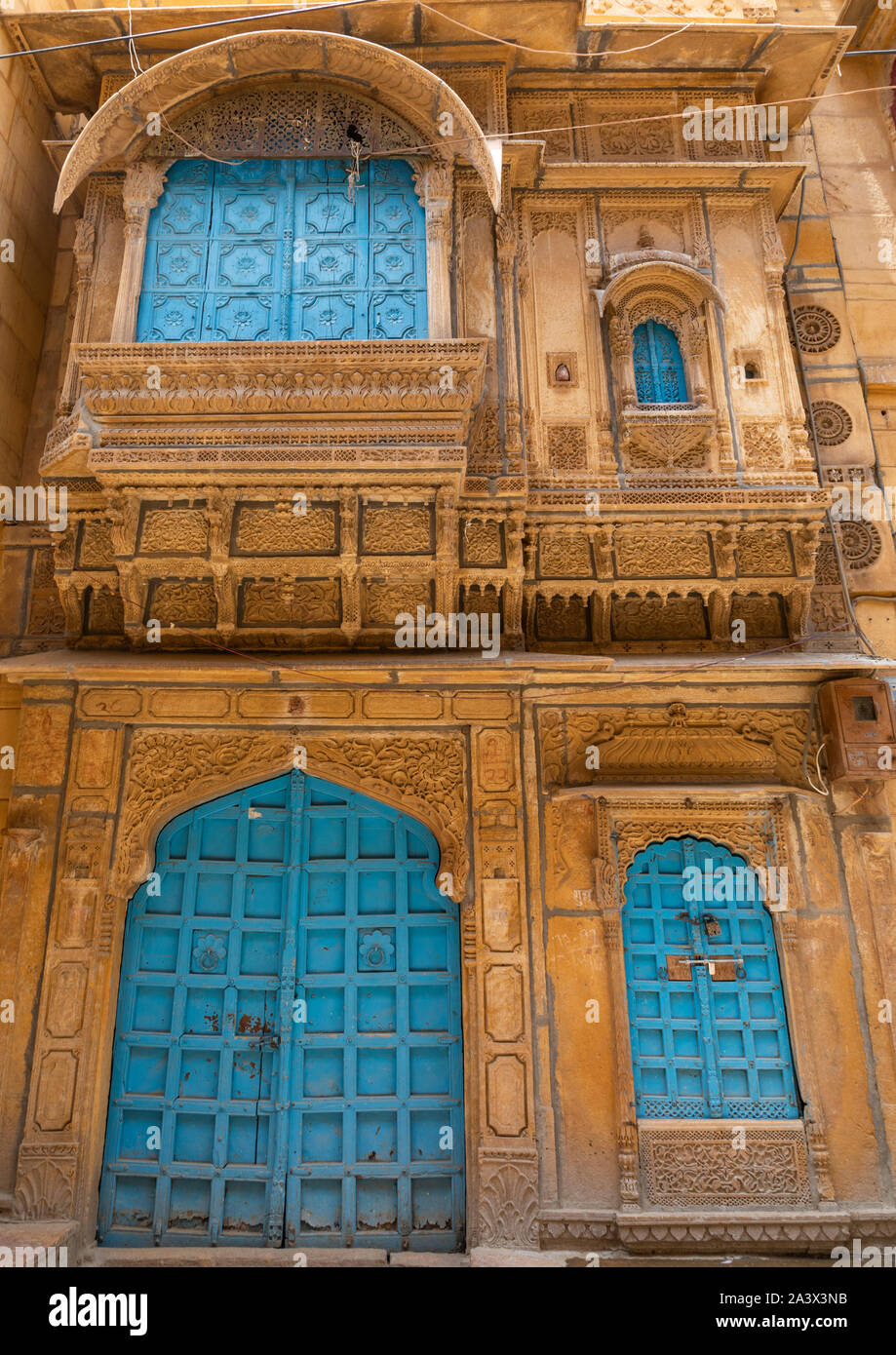 Old ancient indian carved door hi-res stock photography and images - Alamy