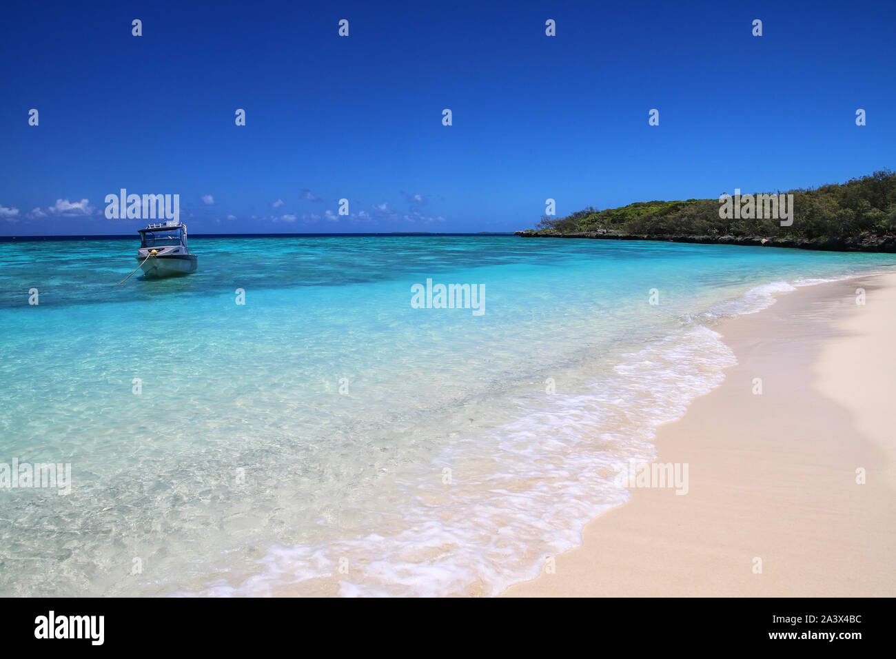Sandy beach at Gee island in Ouvea lagoon, Loyalty Islands, New Caledonia. The lagoon was listed as Unesco World Heritage site in 2008. Stock Photo