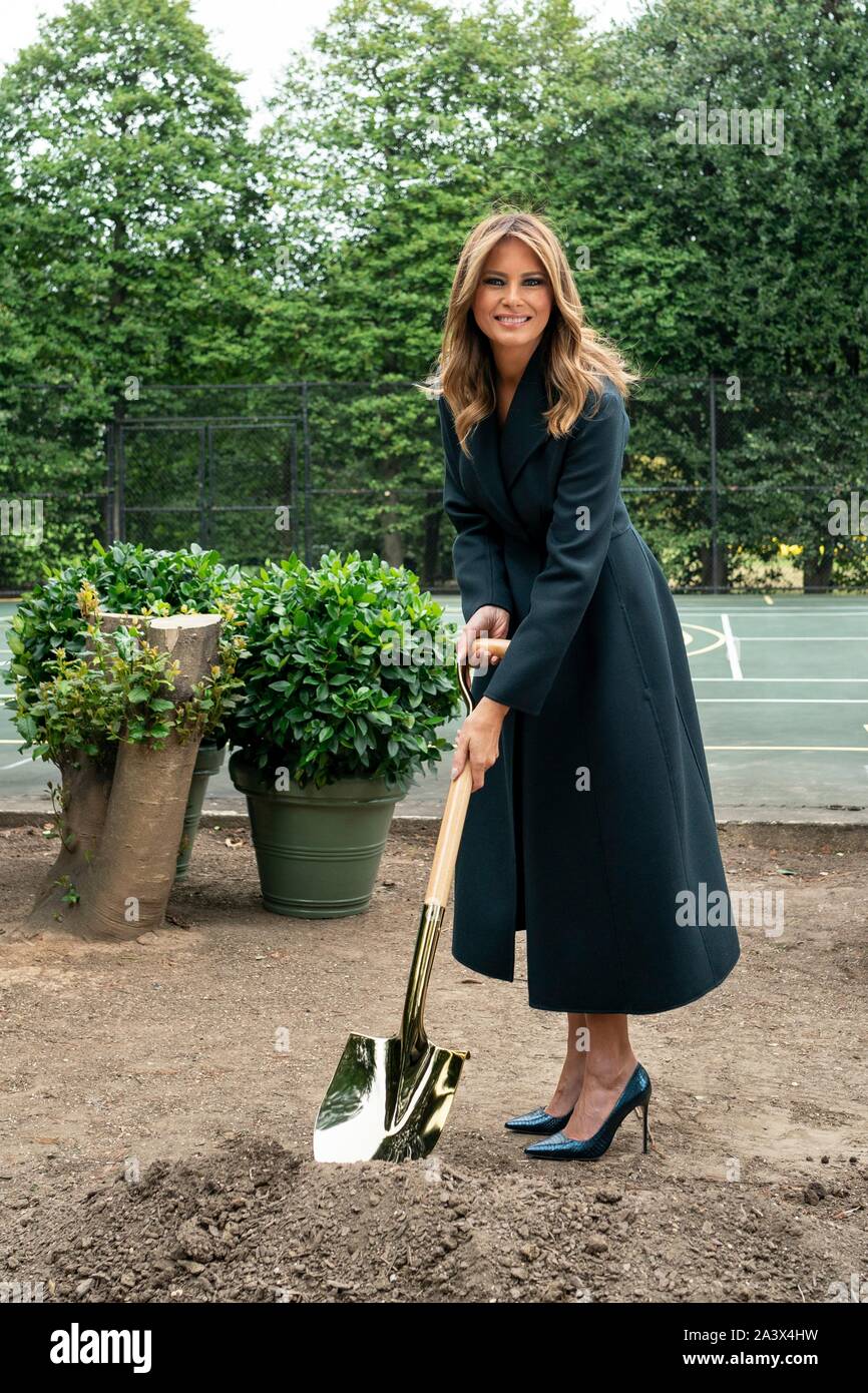 U.S First Lady Melania Trump takes a ceremonial shovel of soil during the groundbreaking ceremony for the new White House Tennis Pavilion on the south grounds of the White House October 8, 2019 in Washington, DC. Stock Photo