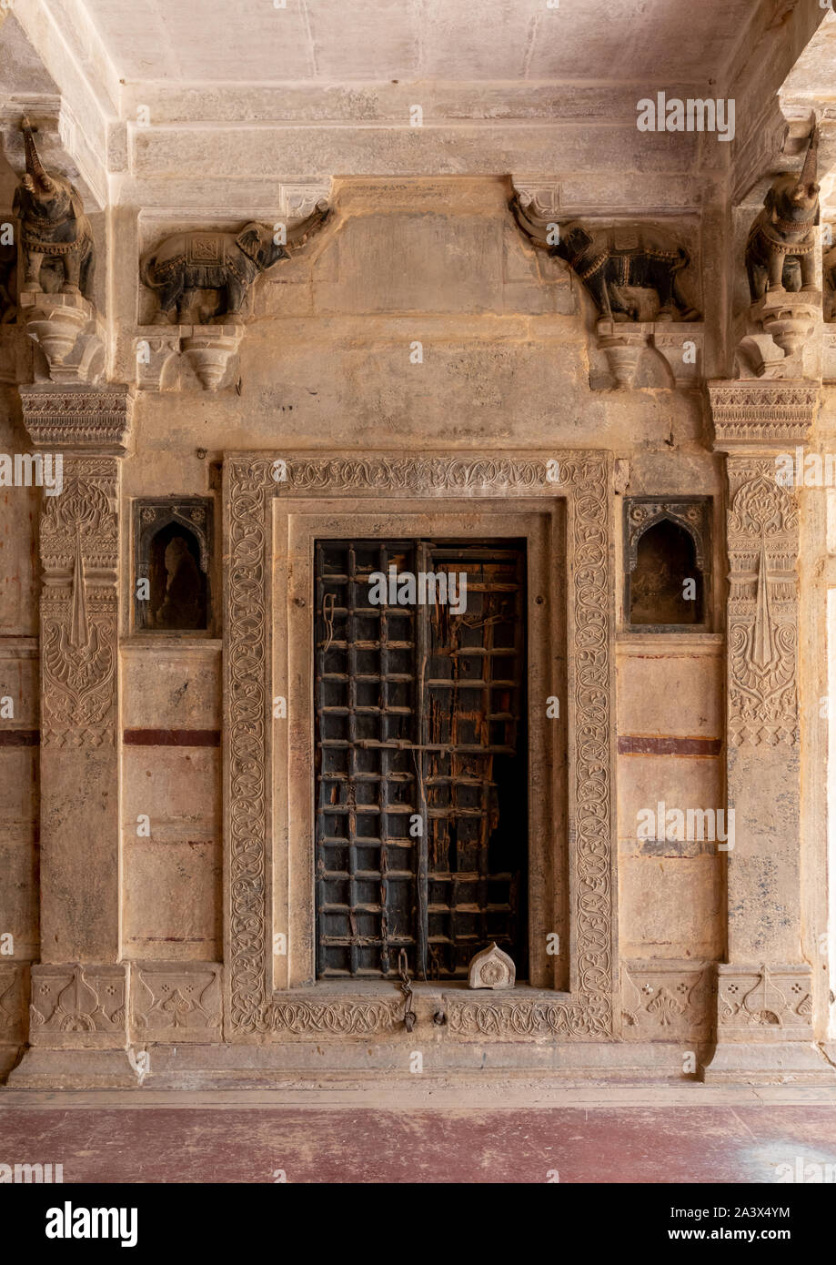 Stone elephant statues above a door in Taragarh fort, Rajasthan, Bundi, India Stock Photo