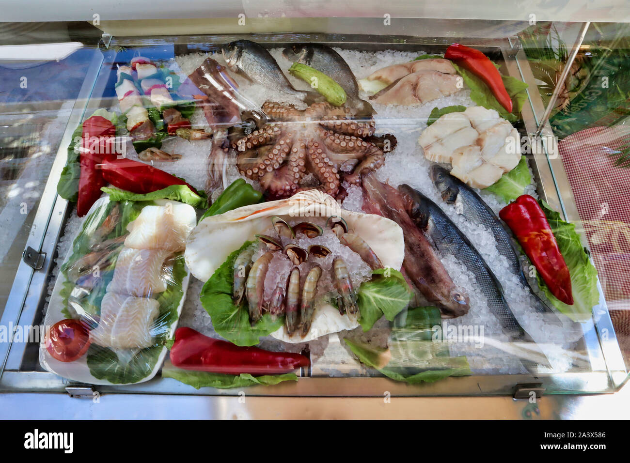 Fresh fish platter outside a restaurant Stock Photo Alamy