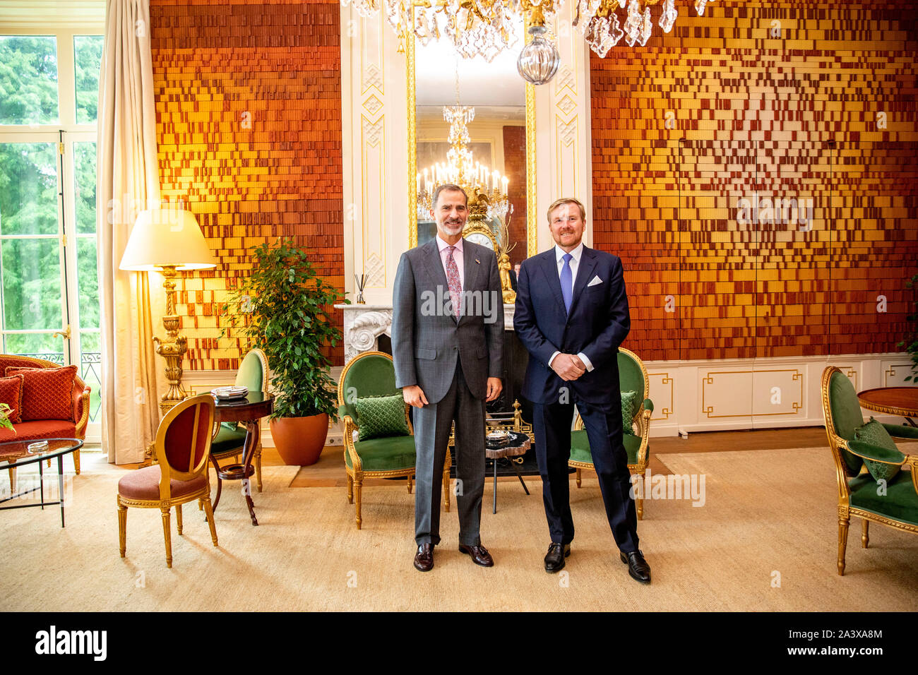 The Hague, The Netherlands. 10th Oct, 2019. King Willem-Alexander of The Netherlands welcomes King Felipe of Spain at Palace Huis ten Bosch in The Hague, The Netherlands, 10 October 2019. Credit: Patrick van Katwijk |/dpa/Alamy Live News Stock Photo