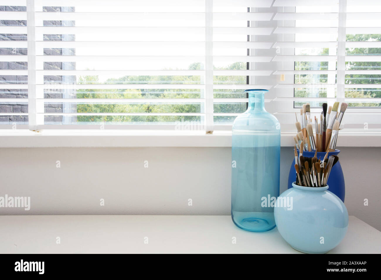 Art brushes in a vase hi-res stock photography and images - Alamy