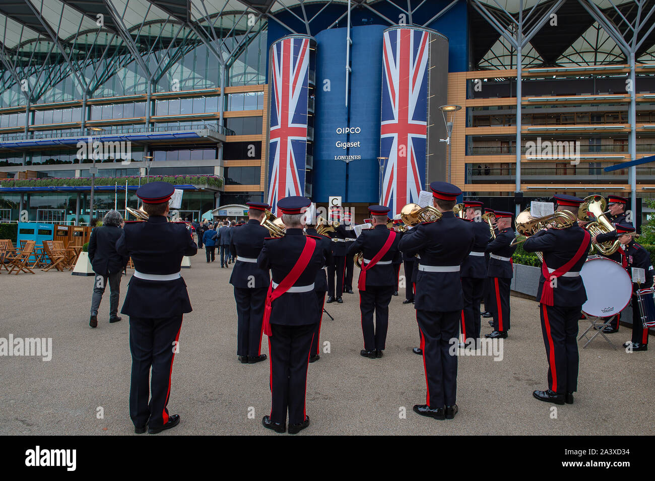 Autumn Racing Weekend & Ascot Beer Festival, Ascot Racecourse, Ascot, Berkshire, UK. 5th October, 2019. Tidworth Army Band play music for racegoers. Credit: Maureen McLean/Alamy Stock Photo