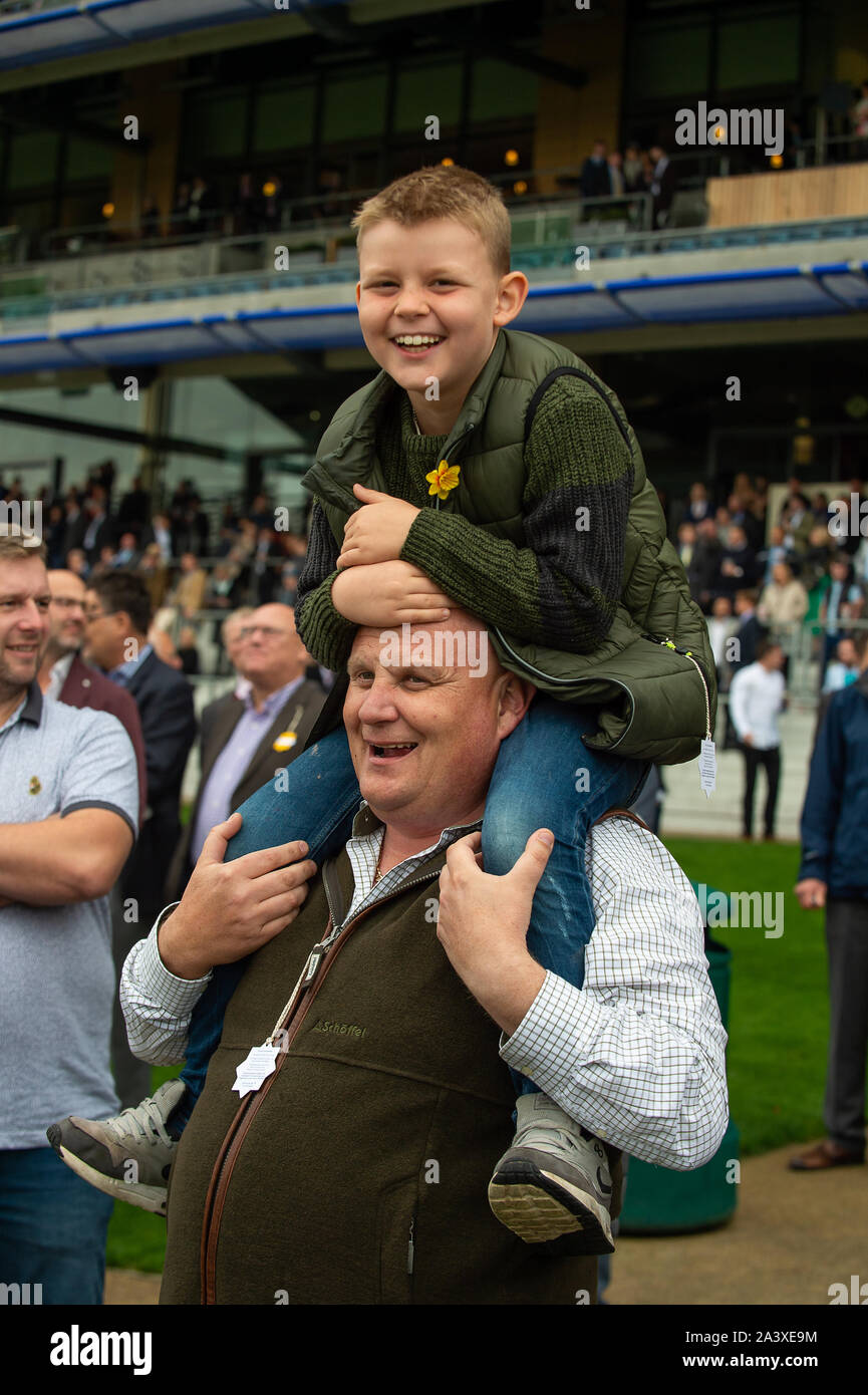 Autumn Racing Weekend & Ascot Beer Festival, Ascot Racecourse, Ascot, Berkshire, UK. 5th October, 2019. Racegoers enjoying the racing. Credit: Maureen McLean/Alamy Stock Photo