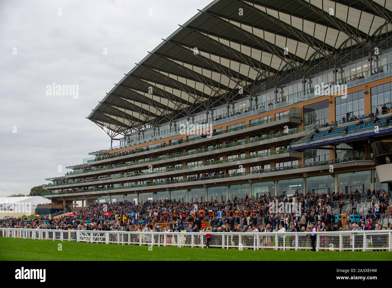 Autumn Racing Weekend & Ascot Beer Festival, Ascot Racecourse, Ascot, Berkshire, UK. 5th October, 2019. The Grandstand at Ascot Racecourse packed with racegoers enjoying the racing. Credit: Maureen McLean/Alamy Stock Photo