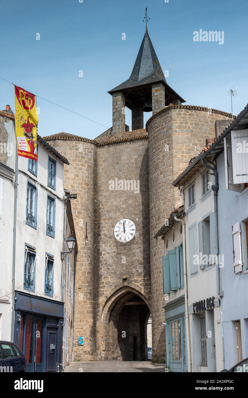 Porte de l'Horloge entrance to the medieval part of Parthenay Stock Photo