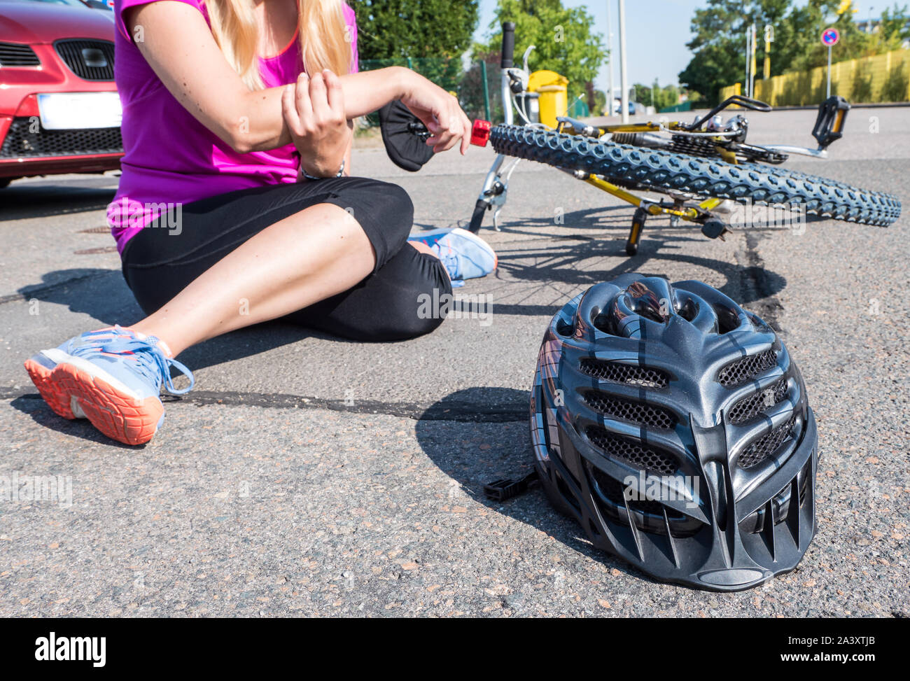 Car cyclist danger hi-res stock photography and images - Alamy