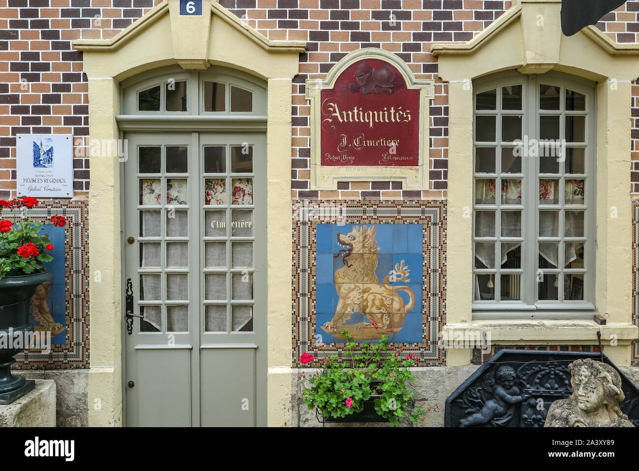 Antique shops in france hires stock photography and images Alamy