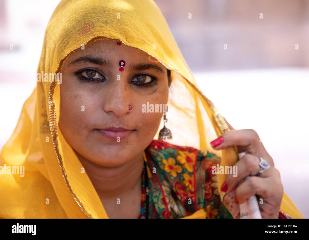 Portrait of a rajasthani woman in traditional sari, Rajasthan, Jodhpur ...