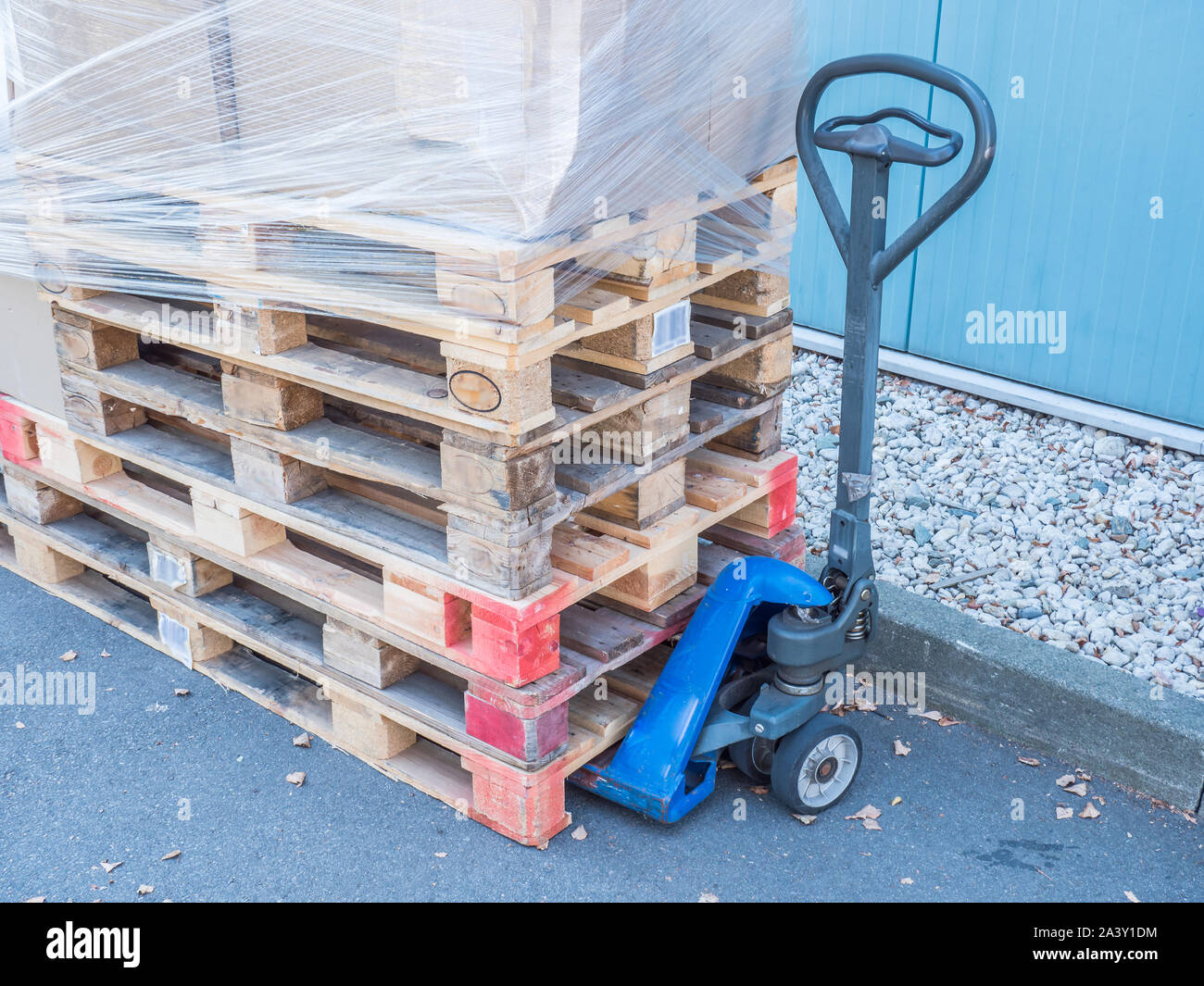 Truck load pallets hires stock photography and images Alamy