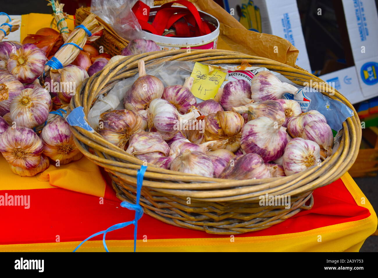 Pink and white garlic bulbs Catalan produce on market stall in French medieval town. Organic produce for sale directly from the European farmers. Stock Photo