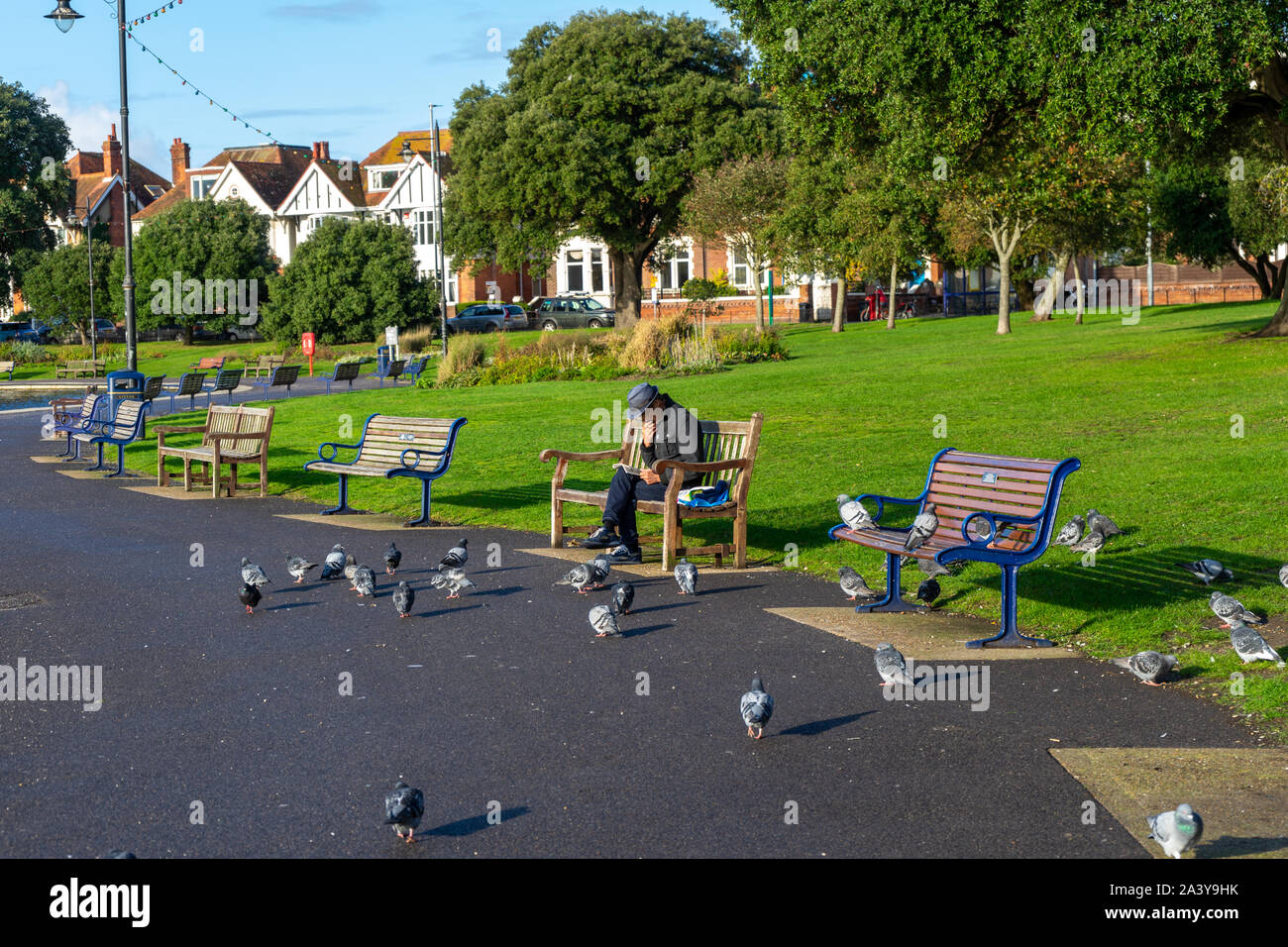 Elderly man in park hi-res stock photography and images - Alamy