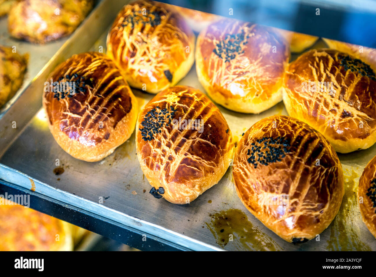 Traditional Turkish pogaca buns topped with black nigella seeds (Yeşil Karadeniz Unlu Mamüller, Dalama, Turkey) Stock Photo