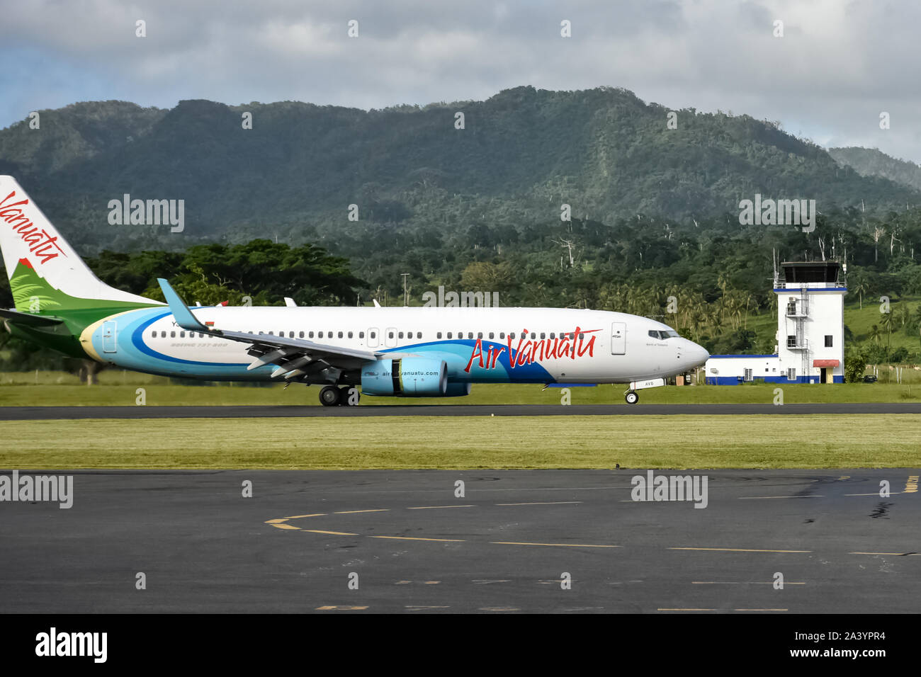 Air Vanuatu, Boeing 737-800, Landing at Bauerfild International Airport, Port Vila, Vanuatu Stock Photo