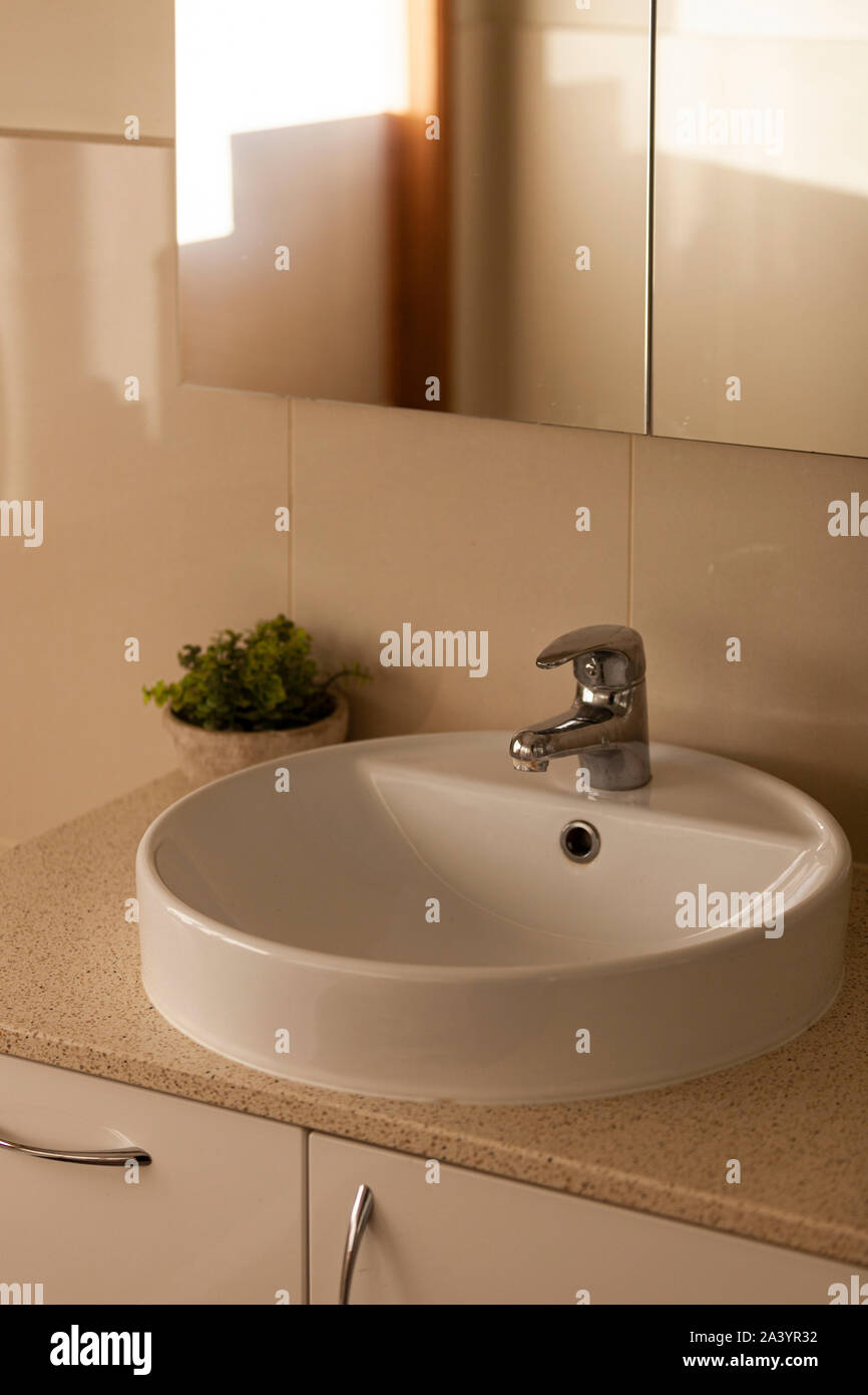 Page 8 Public Bathroom Mirror High Resolution Stock Photography And Images Alamy